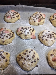 A picture of Soft cookies βουτύρου με chocolate chips.