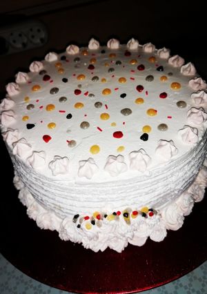 O poză a rețetei Tort cu cremă de iaurt și frișcă.