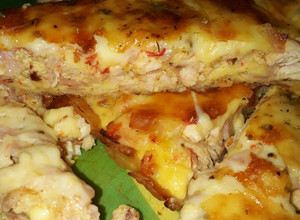 Una foto de Tarta de pollo, queso, panceta y jamón