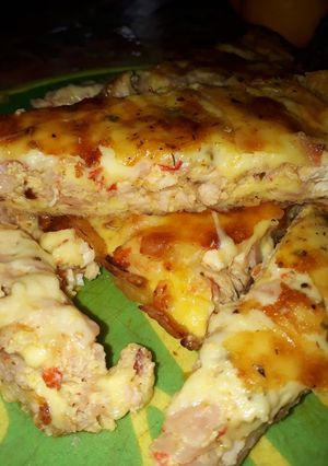 Una foto de Tarta de pollo, queso, panceta y jamón