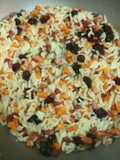 Arroz com cenouras e uvas passas
