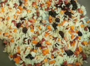 Foto de Arroz com cenouras e uvas passas