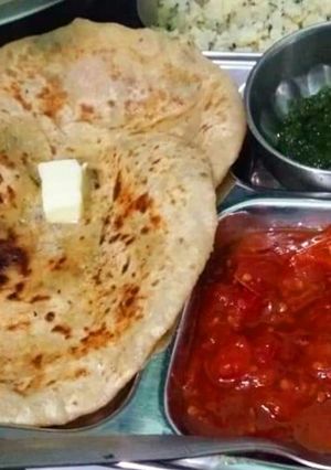 आलू का पराठा, टमाटर की मीठी और हरी चटनी(Aloo ka paratha tamatar रेसिपी मुख्य फोटो