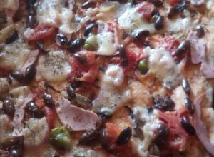 Una foto de Pizza en casa rica y fácil