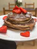 Panquecas com creme de chocolate e morangos