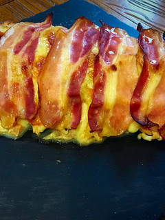 Una foto de Pastel de pollo, bacon y queso