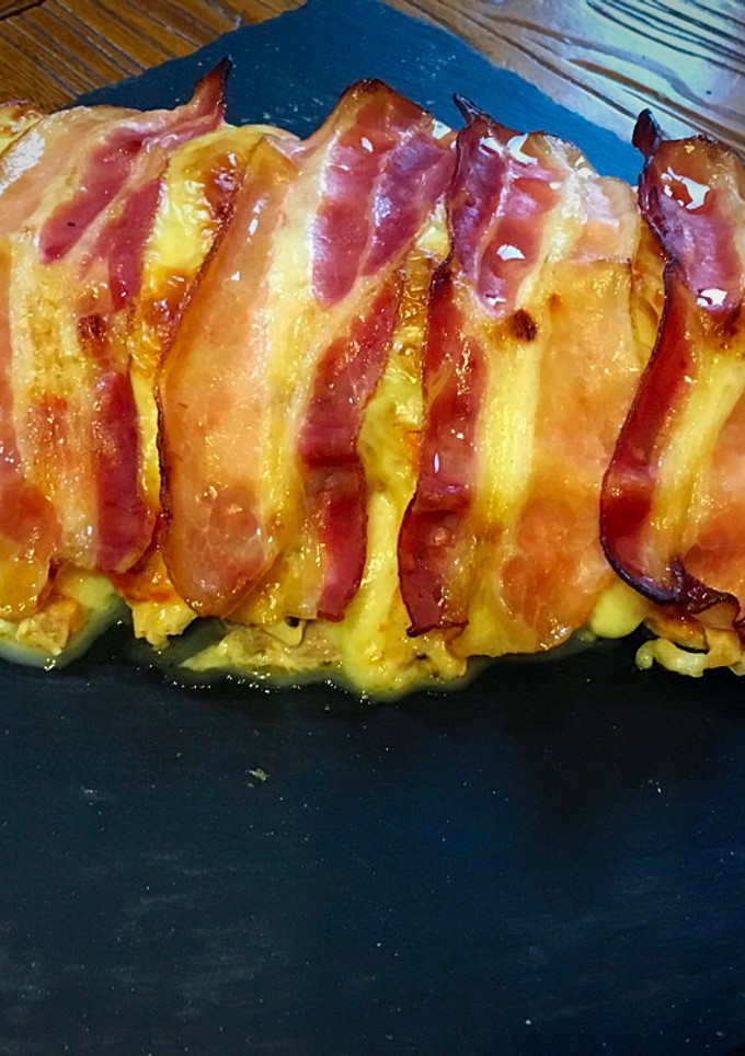 Una foto de Pastel de pollo, bacon y queso