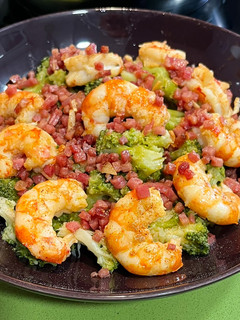 Una foto de Brócoli con gambones y taquitos de jamón (receta keto)