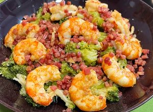 Una foto de Brócoli con gambones y taquitos de jamón (receta keto)
