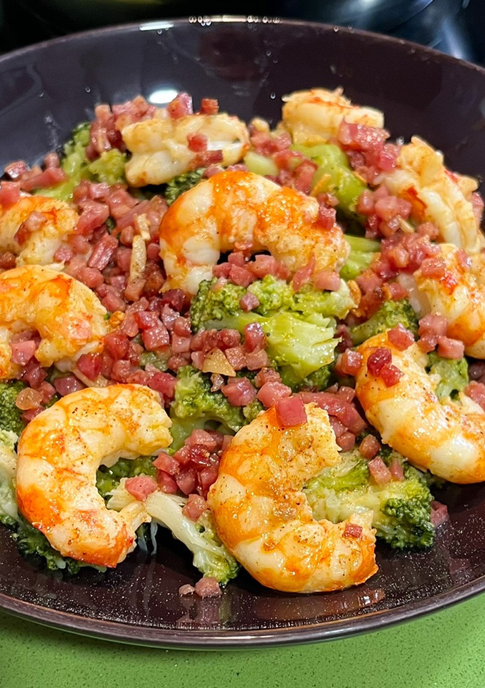Una foto de Brócoli con gambones y taquitos de jamón (receta keto)
