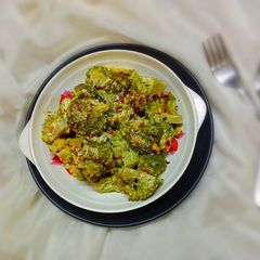 A picture of Broccoli with Spicy Garlic Creamy Cheese Sauce.