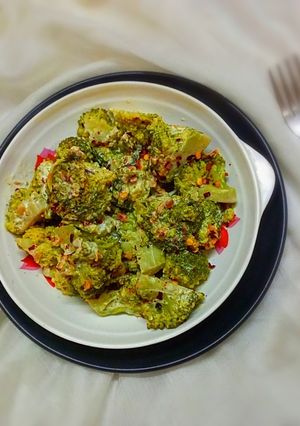 A picture of Broccoli with Spicy Garlic Creamy Cheese Sauce.