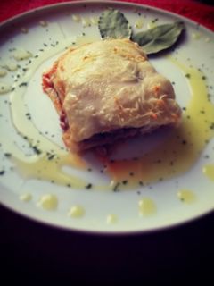 Una foto de Lasaña clásica a la boloñesa exquisita y fácil de preparar
