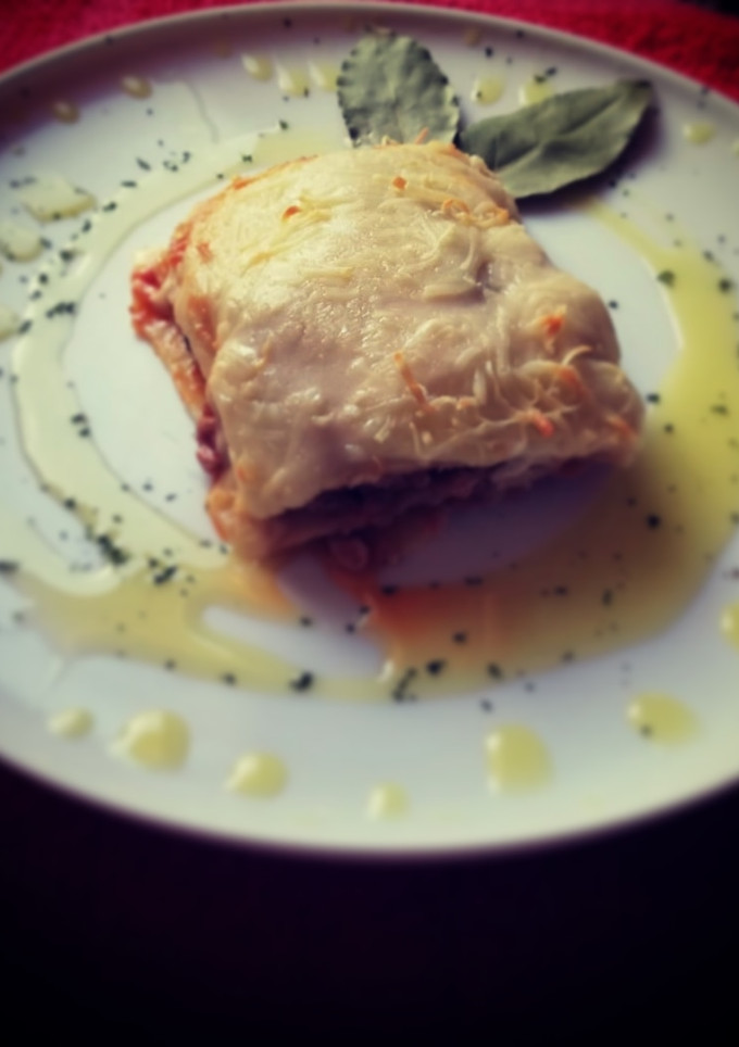 Una foto de Lasaña clásica a la boloñesa exquisita y fácil de preparar