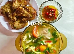 Hình của món Bữa cơm gia đình: canh chua đầu cá hồi, sườn muối chiên.