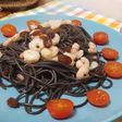 Espaguetis negros con gamas y tomate