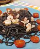 Espaguetis negros con gamas y tomate