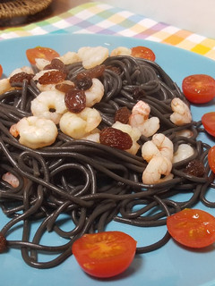 Una foto de Espaguetis negros con gamas y tomate