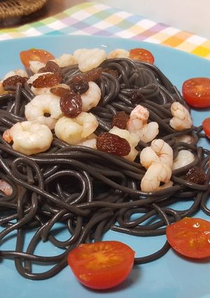 Una foto de Espaguetis negros con gamas y tomate