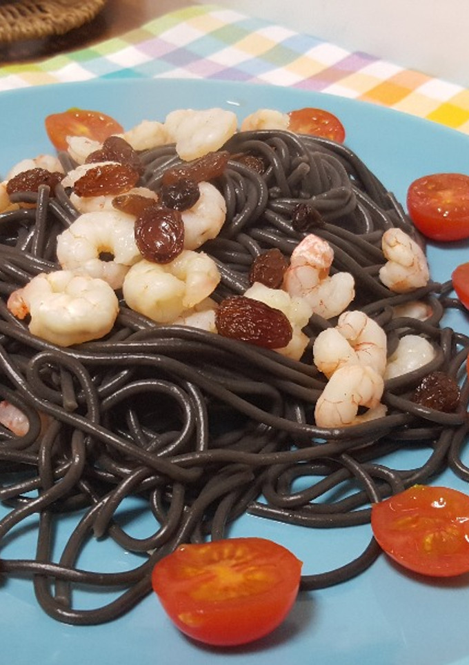 Una foto de Espaguetis negros con gamas y tomate
