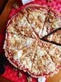 Pizza de queso de cabra, cebolla caramelizada y nueces con base casera integral
