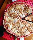 Pizza de queso de cabra, cebolla caramelizada y nueces con base casera integral