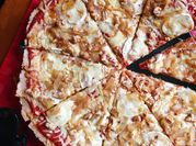 Una foto de pizza cebolla caramelizada