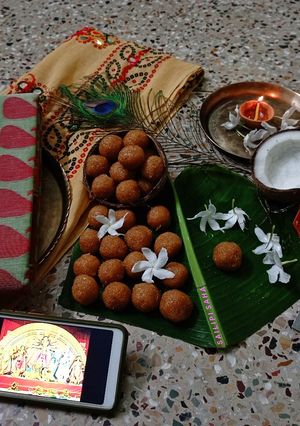 A picture of নারকোল নাড়ু.