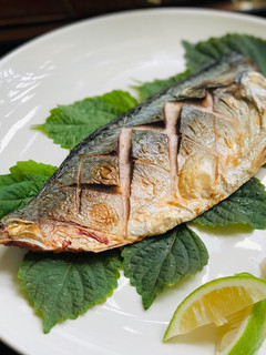 烤薄鹽鯖魚佐紫蘇葉 的食譜成品照片