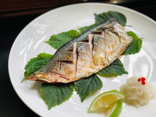 烤薄鹽鯖魚佐紫蘇葉