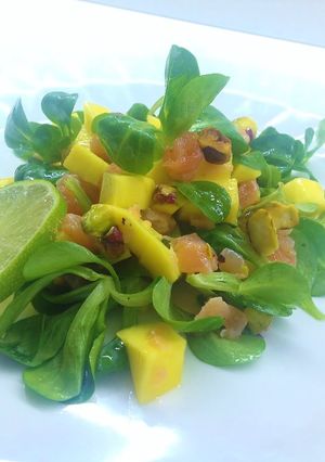 Foto di Tartare di salmone in insalata con mango e pistacchi