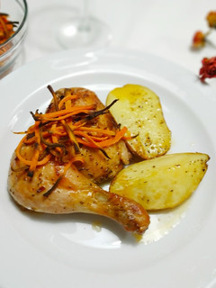 Una foto de Pollo con zanahoria crujiente y patatas doradas