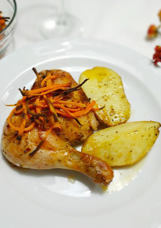 Una foto de Pollo con zanahoria crujiente y patatas doradas