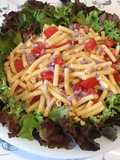 Salade de pâtes aux tomates,laitue tricolore et fleurs de ciboulette (sauce au melfor)
