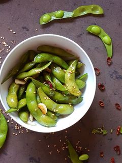 Una foto de Edamame salteado