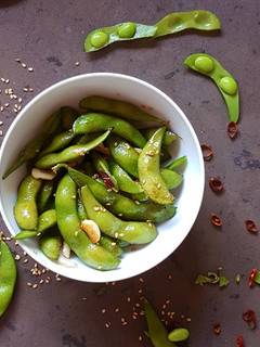 Una foto de Edamame salteado
