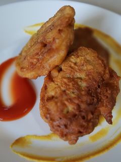 Una foto de Frituras de harina de trigo con pimientos y jamón