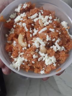 गाजर का हलवा(Gajar ka halwa recipe in Hindi) रेसिपी मुख्य फोटो