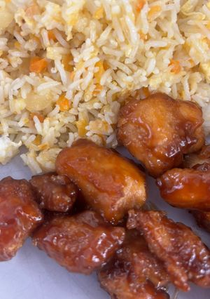 Una foto de Pollo agridulce con arroz