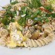 Fideos con verduras y huevos revueltos