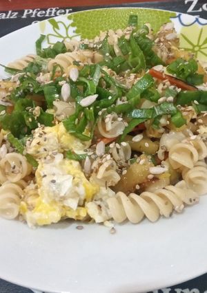 Una foto de Fideos con verduras y huevos revueltos