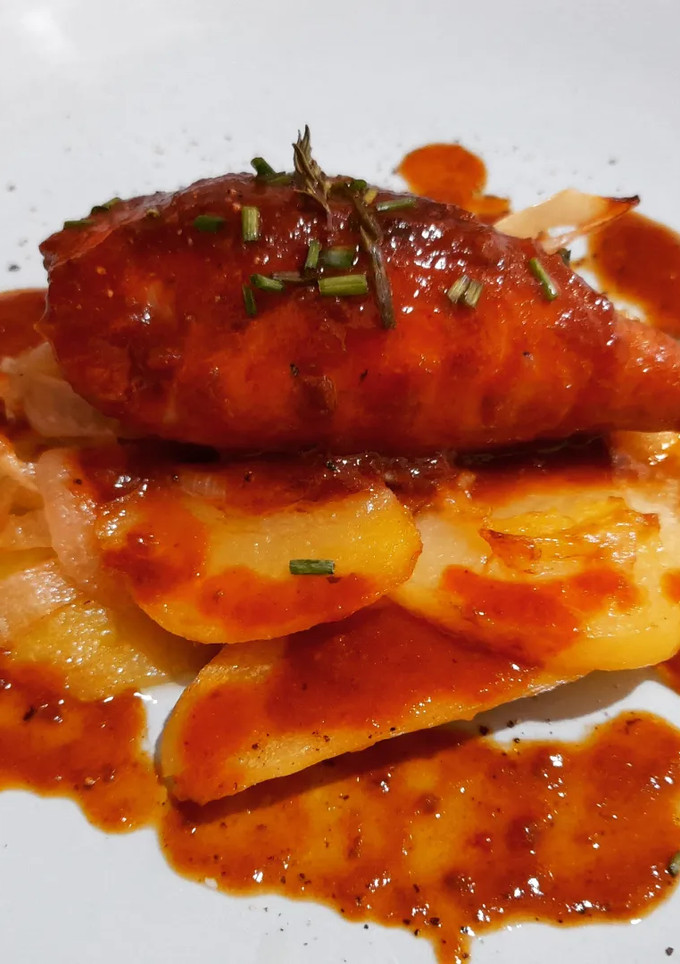 Una foto de Calamares rellenos de carne y patatas a lo pobre