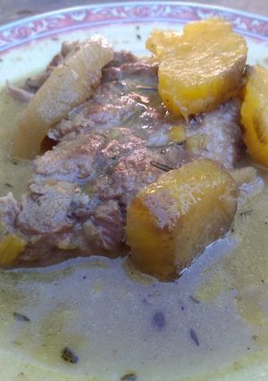 Una foto de Bondiola al disco con manzana y batata