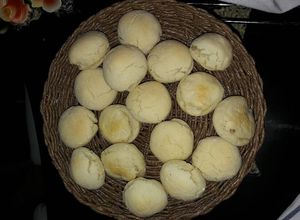 Una foto de Pão de Beijo (pão de queijo - pan de queso vegano)