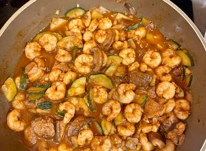 Foto principal de Salteado de gambas con calabacín y surtido de setas
