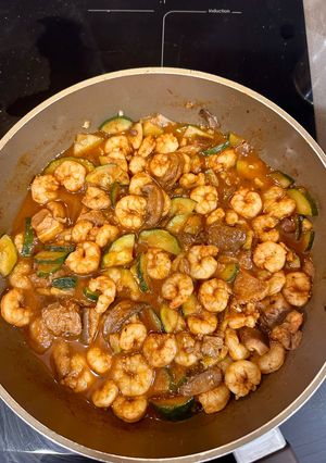 Una foto de Salteado de gambas con calabacín y surtido de setas