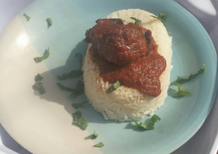 White rice served with tomatoes stew