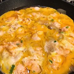 Oyakodon (Japanese Chicken & Egg Rice Bowl) A picture of Oyakodon (Japanese Chicken & Egg Rice Bowl).