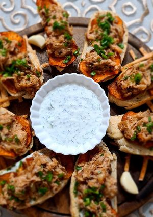 Ünnepi lazacos bruschetta sajtrácson, kapros mártással recept fotója