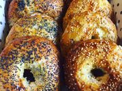 Une photo de bagel